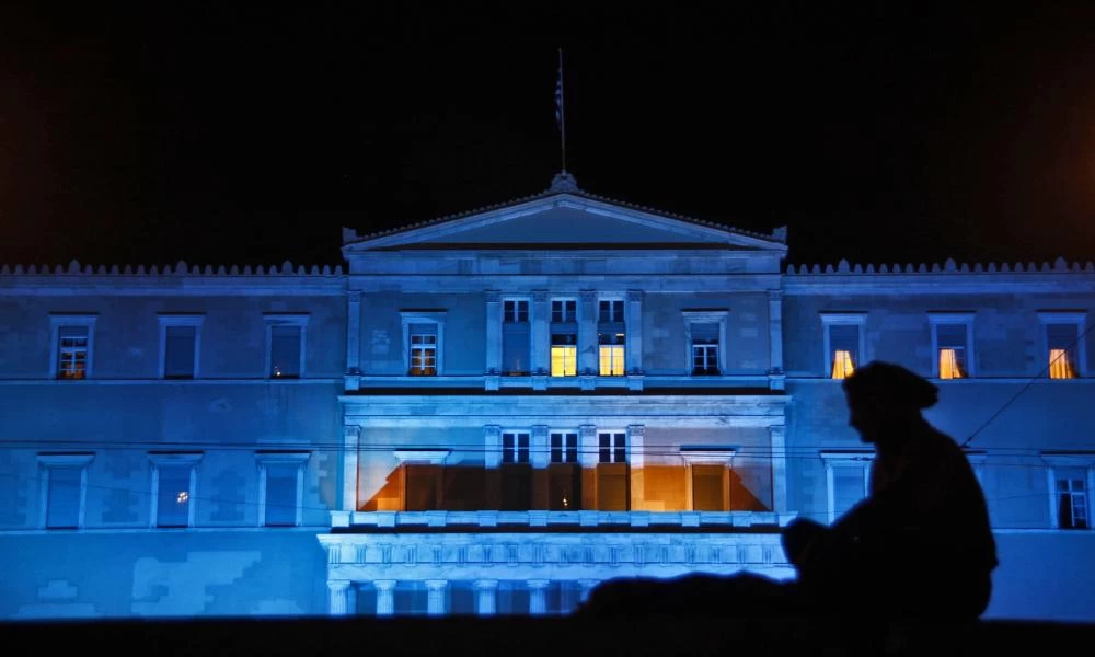 Ειδική φωταγώγηση στη Βουλή για να τιμήσει τους νοσηλευτές